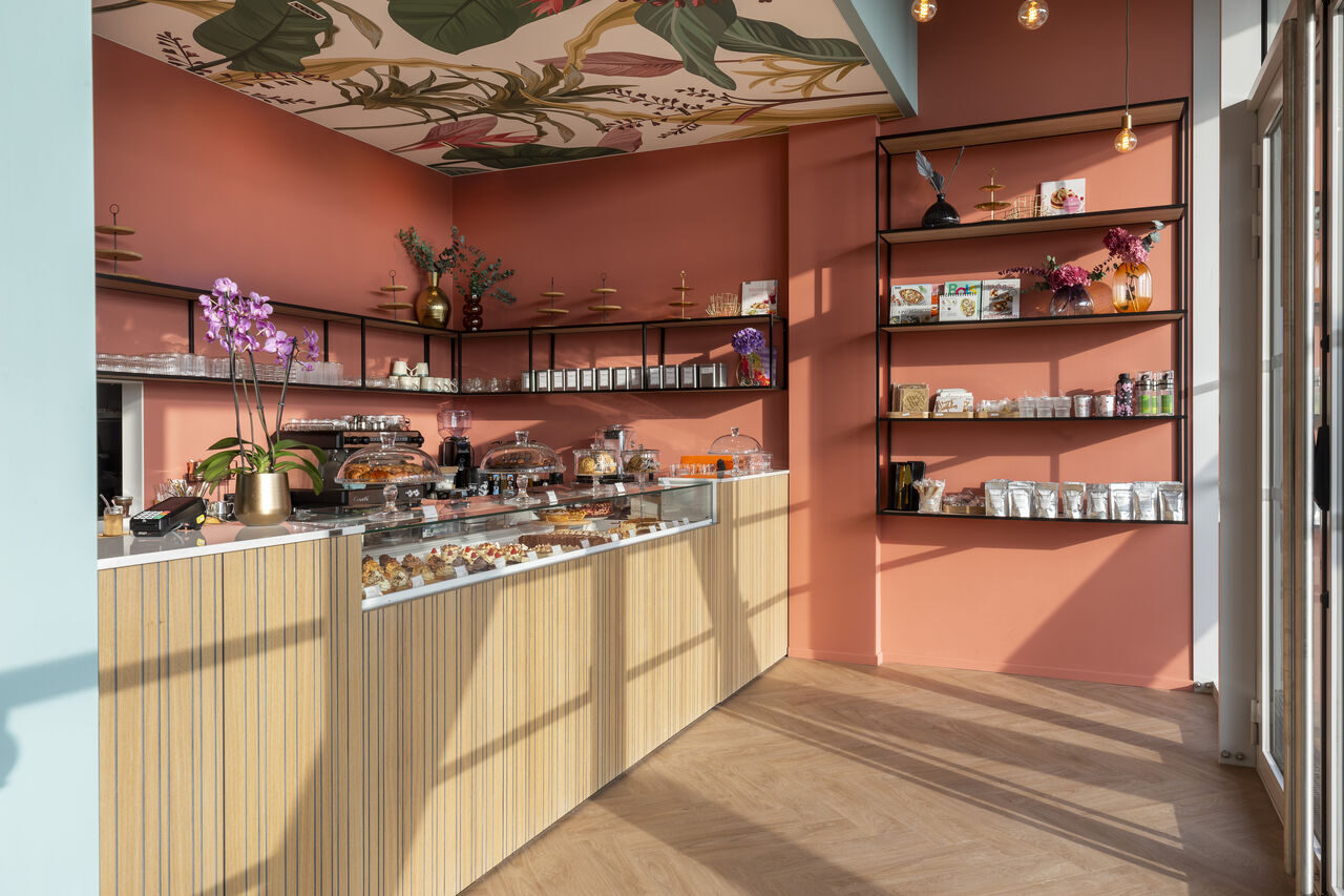 Le comptoir de Liloucieux et sa vitrine de pâtisseries