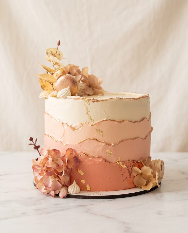 Gâteau pêche en dégradé, feuilles d'or et fleurs séchées