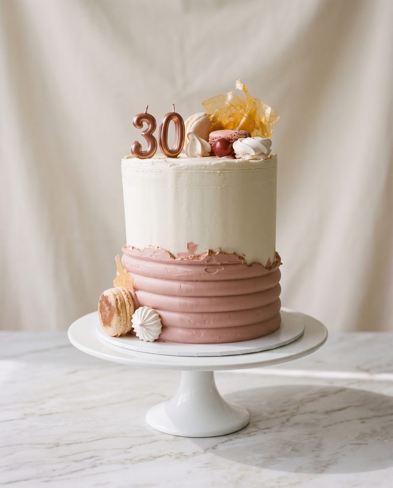 Gâteau d'anniversaire « 30 » blanc et vieux rose, macarons et meringues