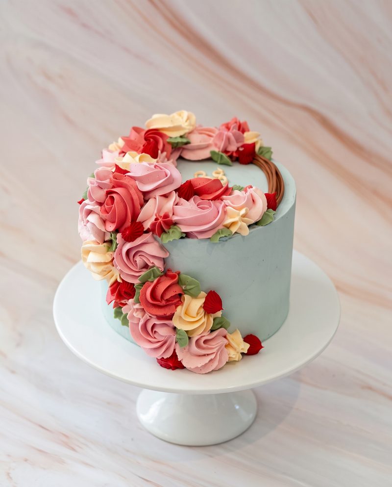 Gâteau d'anniversaire bleu pâle, couronne de roses pochées