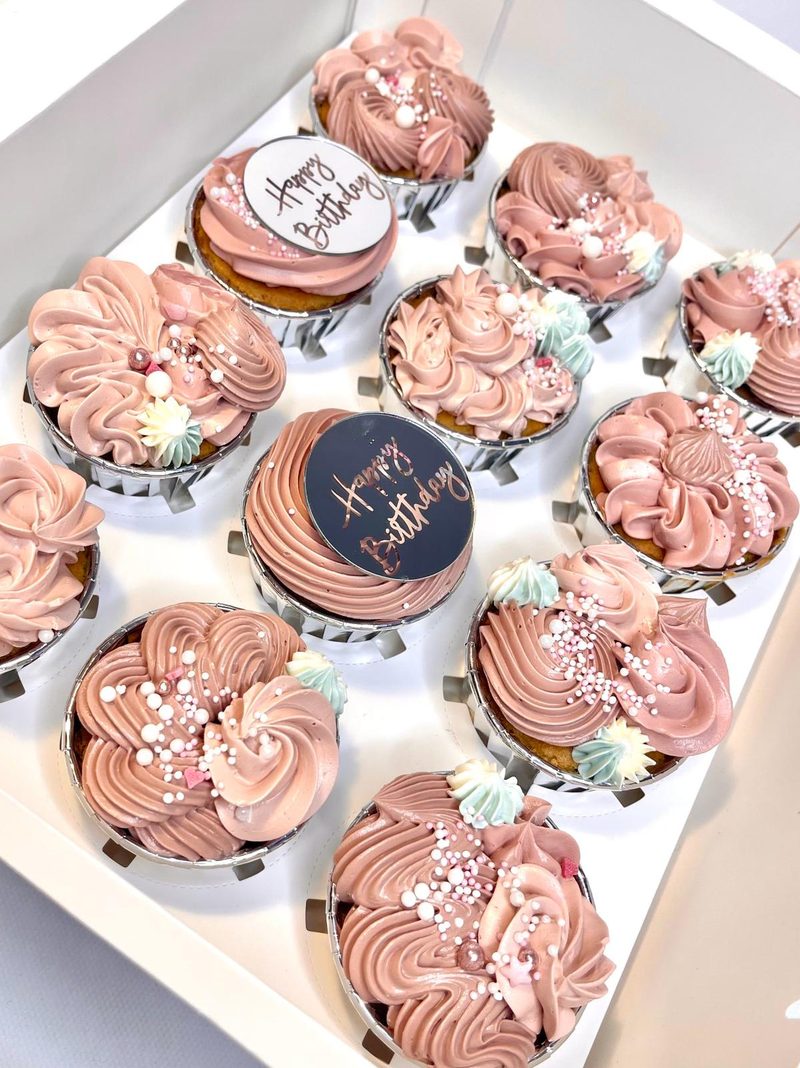 Boîte de neuf cupcakes rose et vieux rose, disques « Happy Birthday »