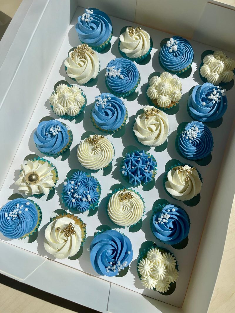 Boîte de mini cupcakes bleu et blanc, perles nacrées et dorées