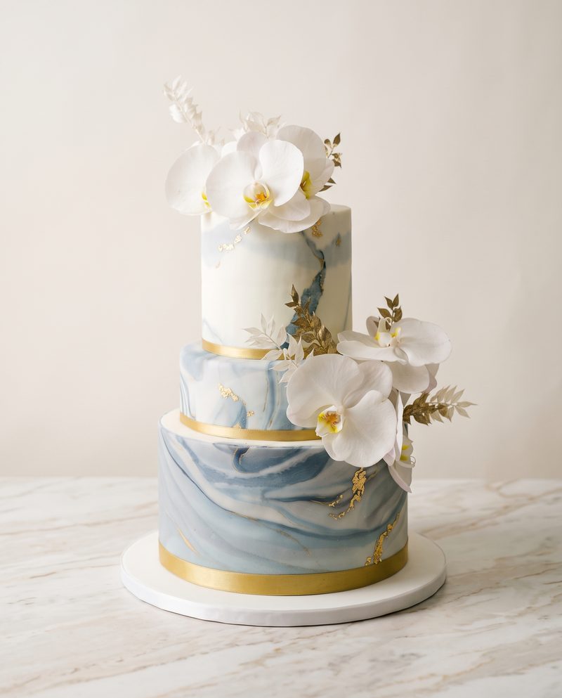 Wedding cake trois étages marbre bleu et or, orchidées blanches