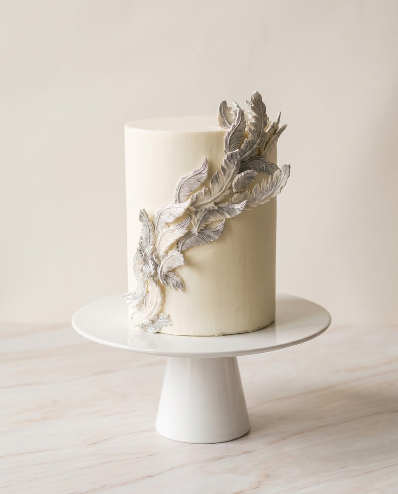 Wedding cake blanc, guirlande de feuilles argentées