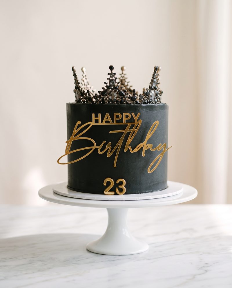 Gâteau d'anniversaire noir « 23 », couronne de strass