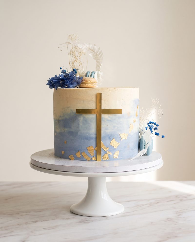 Gâteau de baptême bleu aquarelle, croix dorée et hortensias