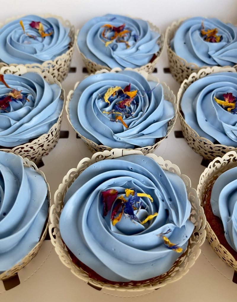 Boîte de cupcakes bleu ciel, roses pochées et fleurs séchées