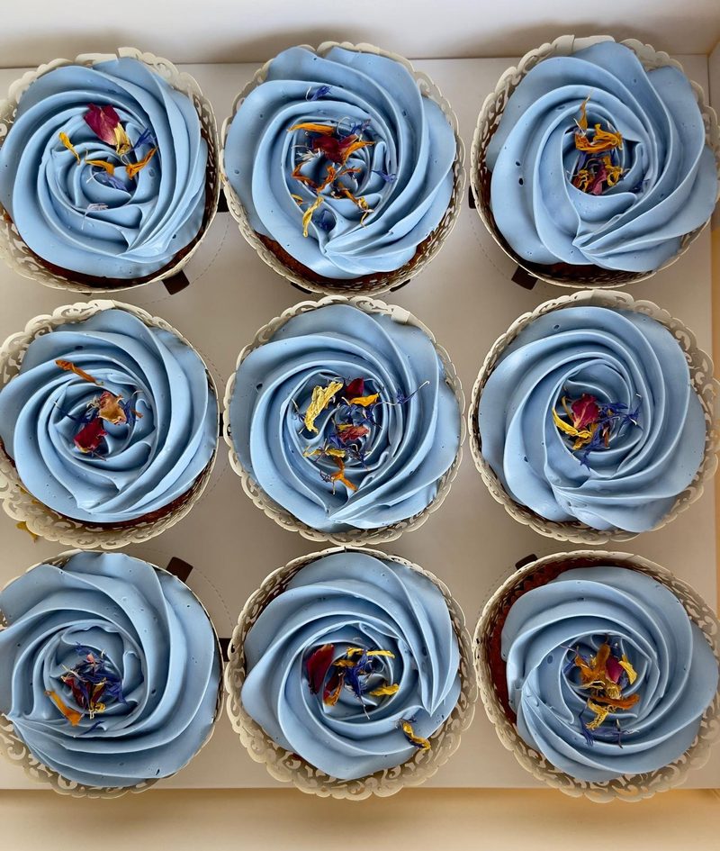 Boîte de six cupcakes bleu ciel, roses pochées et fleurs séchées